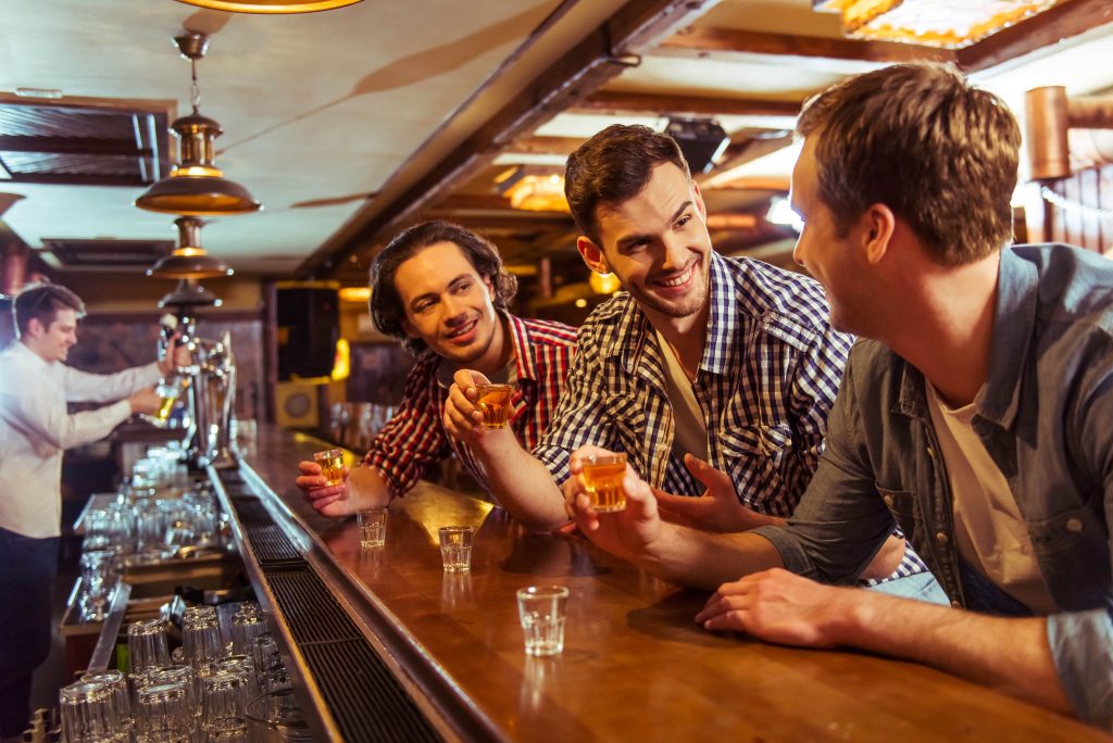 hombres en un bar